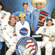La tripulación de la STS-61B posando para la clásica “foto humorística” que desde los tiempos de las Gemini sirven para que los astronautas se relajen y tengan un recuerdo jocoso de su vuelo. Los astronautas Jerry Ross y Sherwood Spring llevan trajes extravehículares debido a que realizaron un experimento en la bodega del transbordador sobre técnicas de ensamble de piezas grandes con miras a la construcción de la estación espacial norteamericana Freedom que nunca fue y que derivó en la Estación Espacial Internacional más de 20 años después.